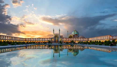 اصفهان یکی از بزرگترین شهرهای ایران است که به نصف جهان مشهور شده است