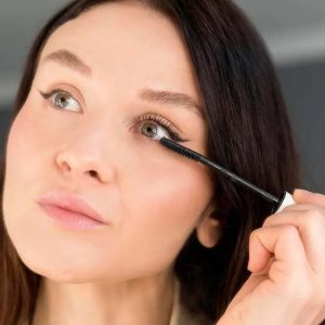 روش های طبیعی و آرایشی برای رفع پف چشم قبل از میکاپ